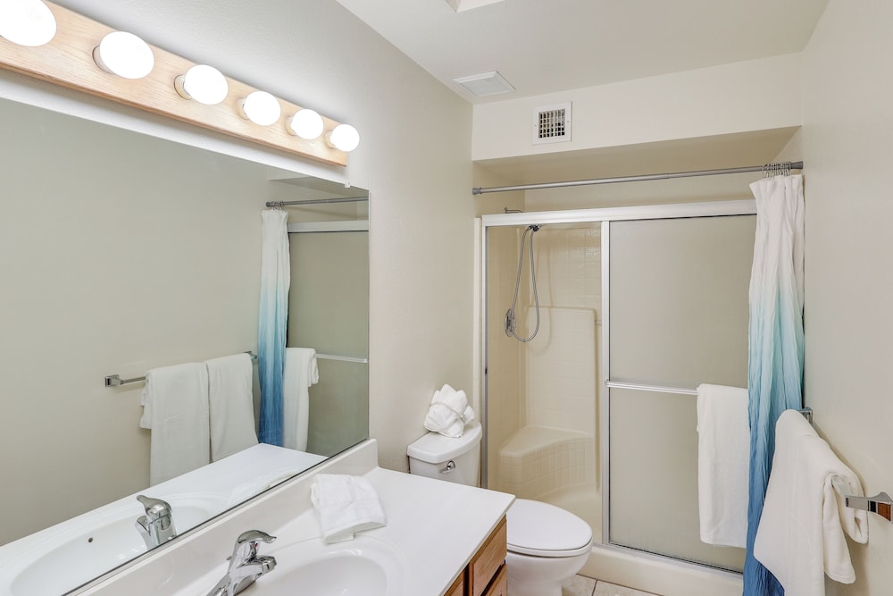 Pool Access & Mtn Views: Lake Havasu City Condo!