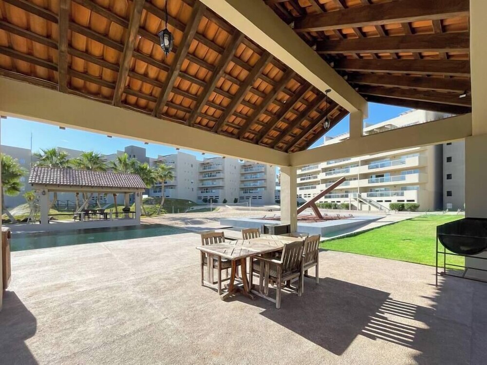 Admire Sea View From a Stunning Condo