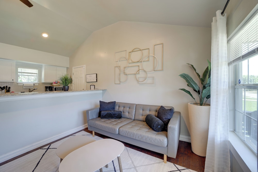 1 Mi to Tulsa Arts District: Home w/ Yard!