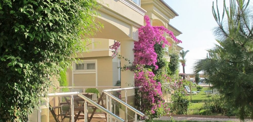 Villa NP09 by JoyLettings view 2