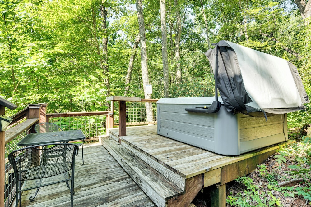 Hot Tub & Mtn Views: Modern Old Fort Hideaway!