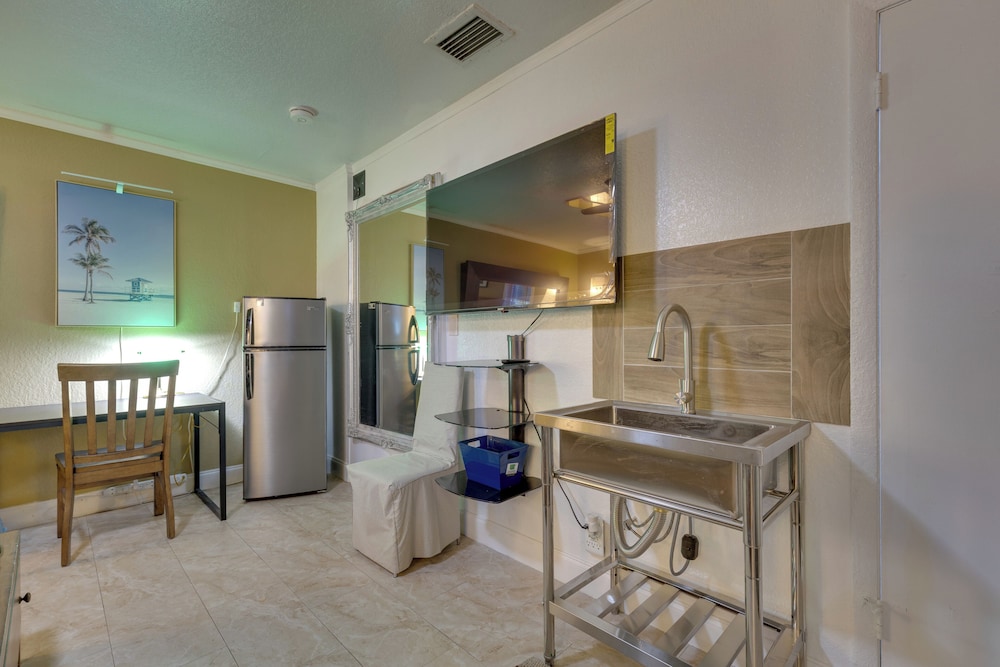 Lakefront Getaway w/ Dock Near Las Olas Beach
