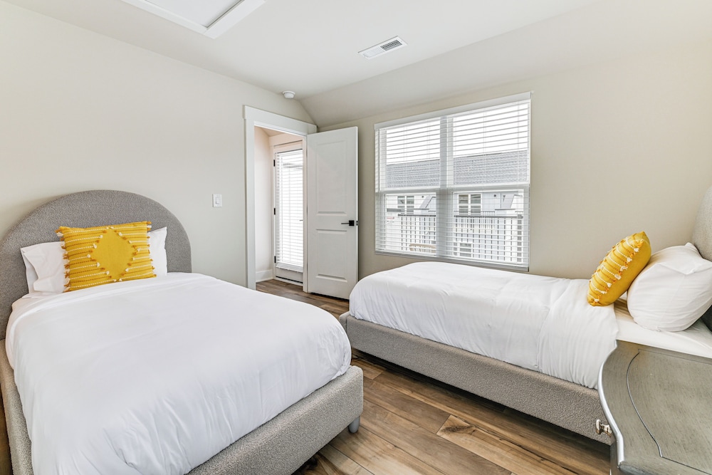 2 Mi to Uptown Charlotte: Townhome w/ Balconies!