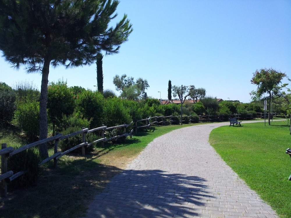 Villa Sleeps 6 With Garden and Gym