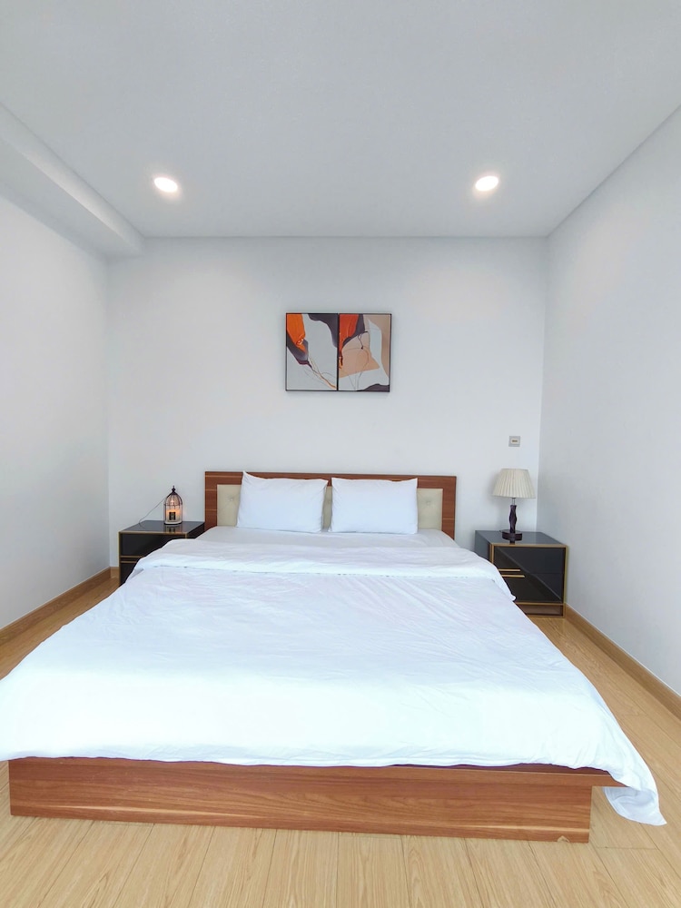 Skyway White & Silver Riverside Resident - Binh Thanh, HCM