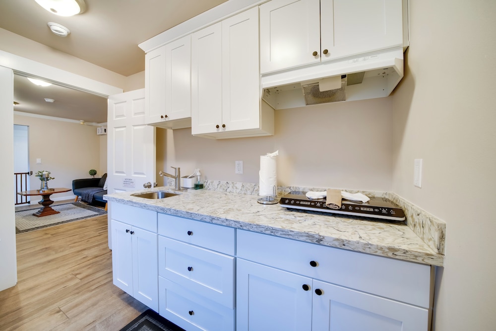 2 Mi to Lumen Field! 2nd-floor Apartment w/ Deck