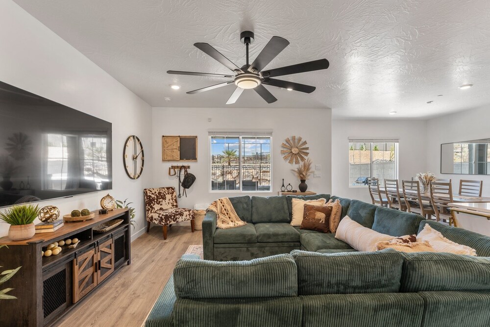 Popular Poolside Retreat 4 Bedroom Townhouse