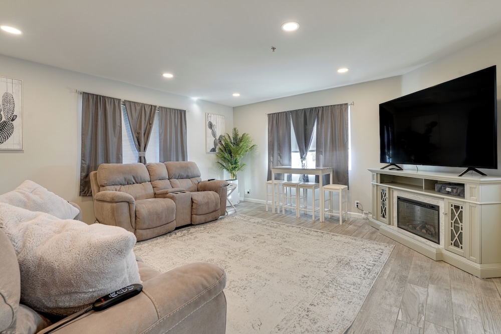 2 Mi to Old Town Scottsdale: Sleek Apartment