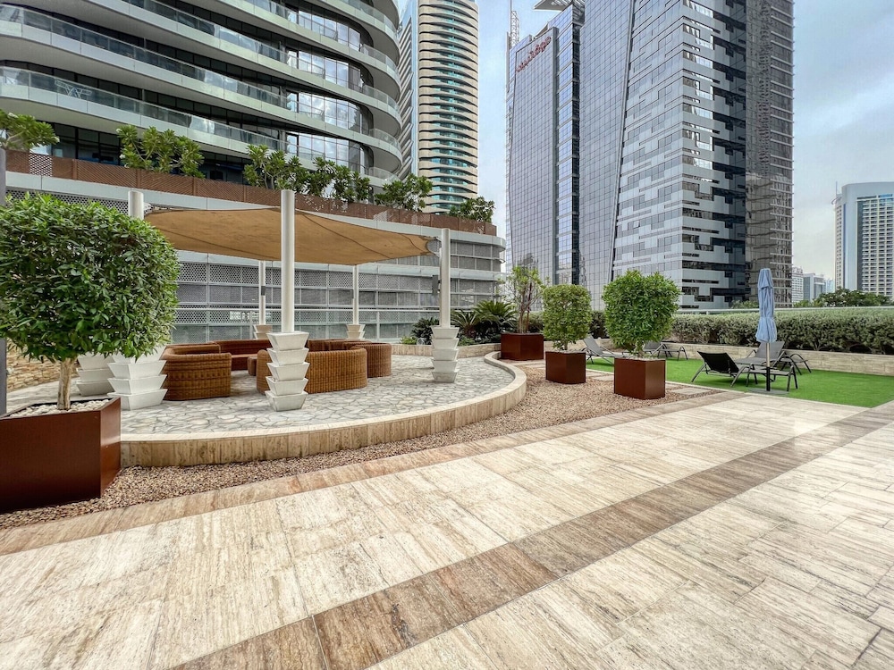 Amazing 1 BR Apartment Damac Mall Street