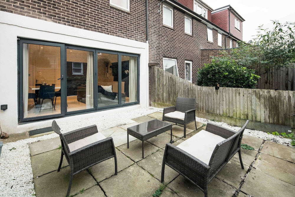 Charming 2-bed House in Central
