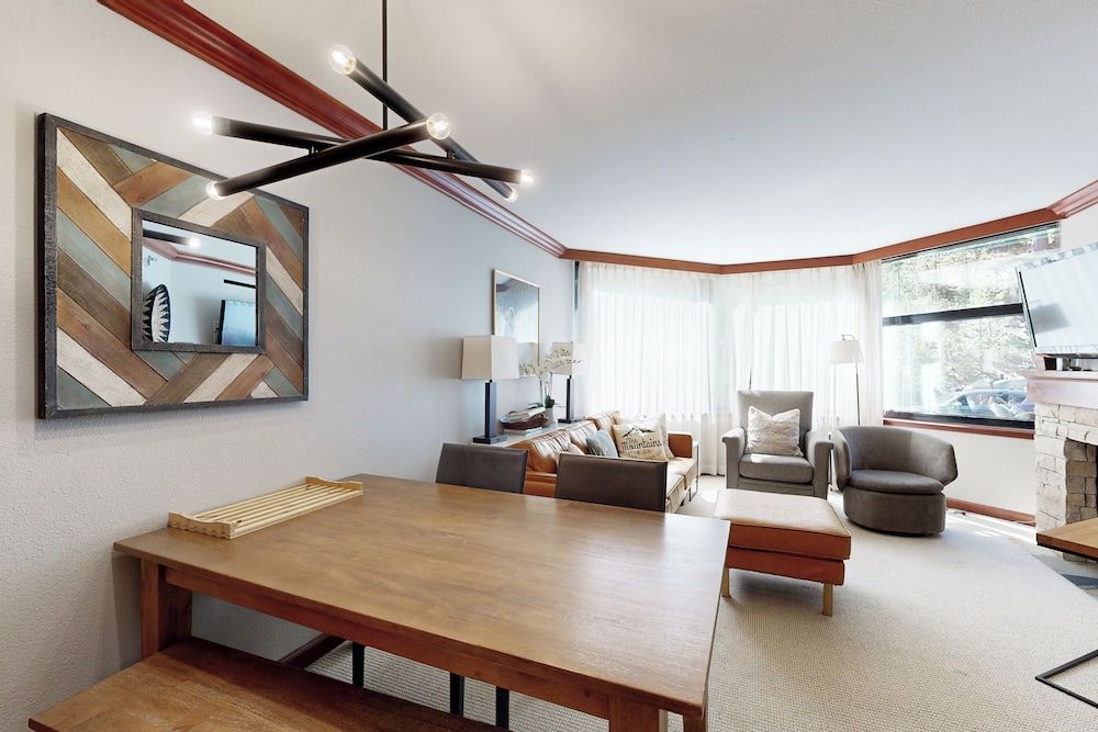 2BR Resort Condo Ski-in/ski-out, Pool, Hot Tub