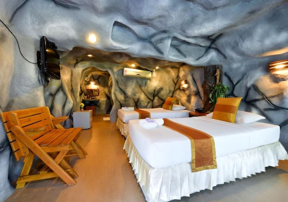 19 Degrees Resort