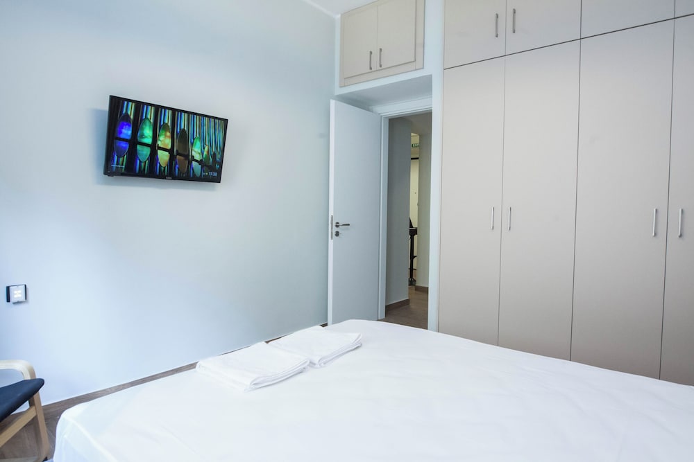 Fresh Modern 1 Bd Apt in Vibrant Patisia