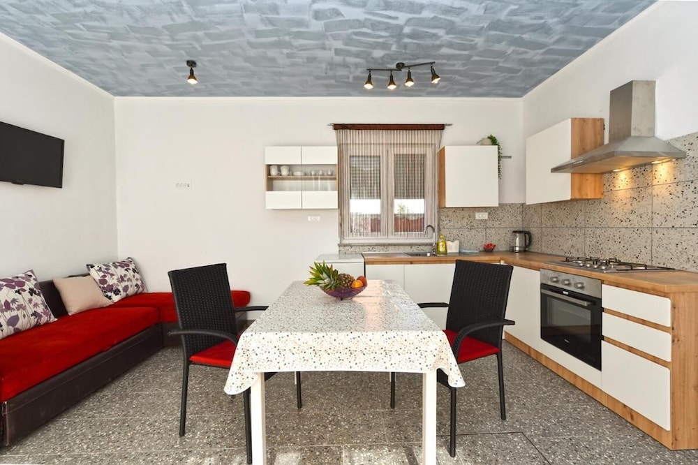 Bright Studio Apartment With Pool View