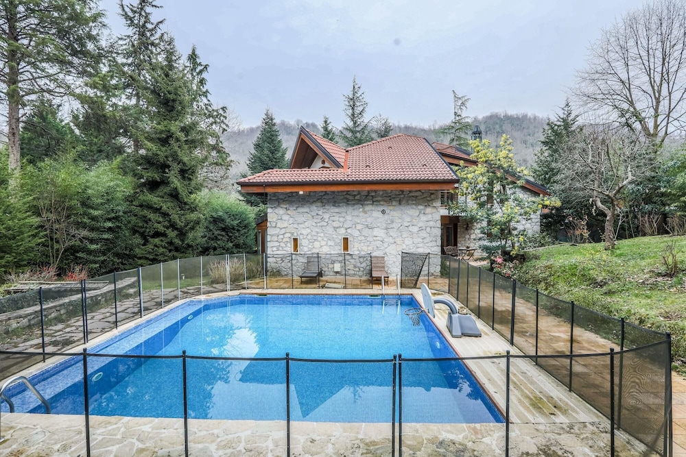 Spacious Private Villa With Pool in Sile view 4