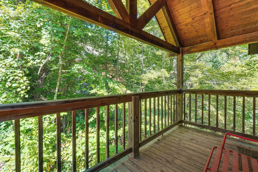 Hot Tub & Game Area: Rustic Cabin 5 Mi to Gsmnp