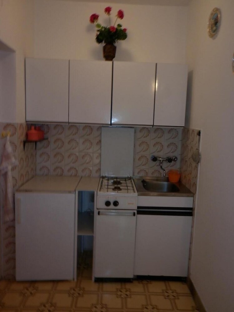 Tonia - Great Location & Afordable - SA2 view 4