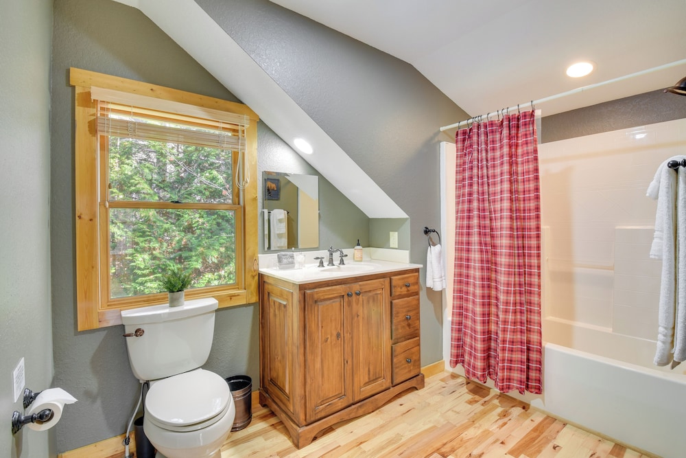Fish, Hike & Swim: Lake Burton Retreat w/ Hot Tub!