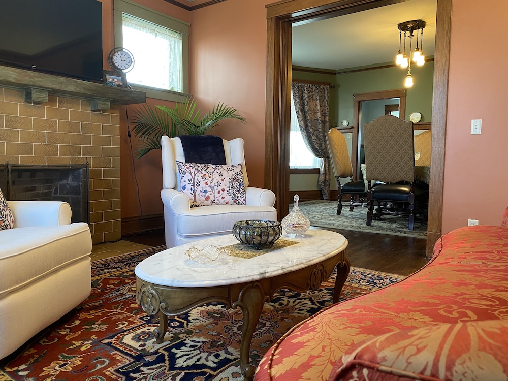 Vineyard Mansion & Carriage House Bed & Breakfast