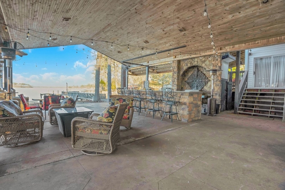5 BR House Lake Retreat w/ Hot Tub, Sleeps 12