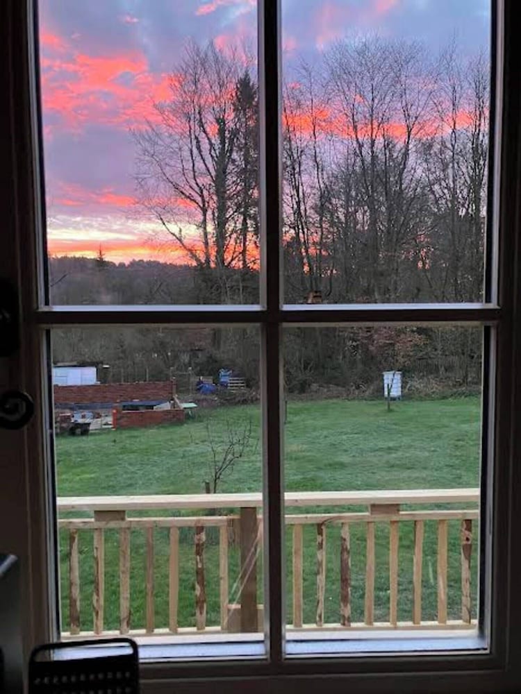 Haslemere - Cabin - Sleeps 2 - Parking - Garden
