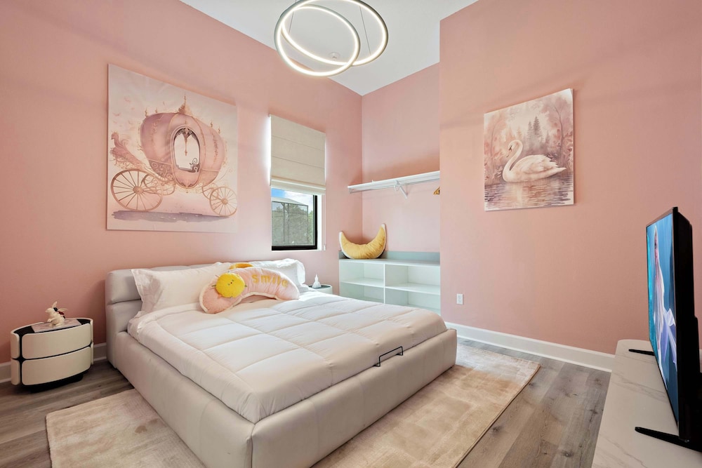 Grand 15-bedroom Villa -magical Themes, Pool & Game Loft, Lakeview