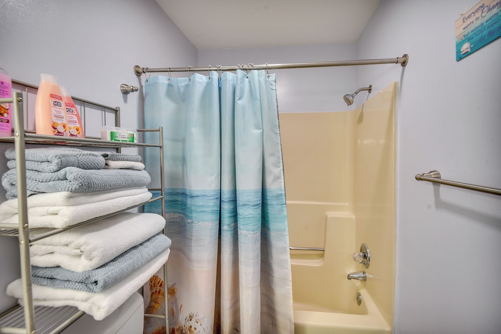 < 1 Mi to Beach! Quaint Norfolk Duplex w/ Yard