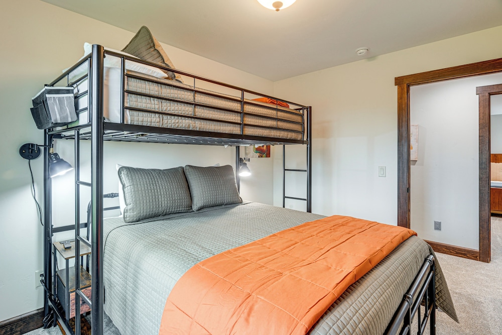 Pinedale Getaway Near Hiking, Skiing & Lakes!