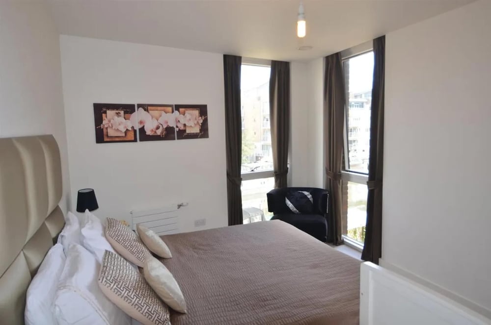 Luxury 3-bed Top Floor Penthouse in Brentford view 2