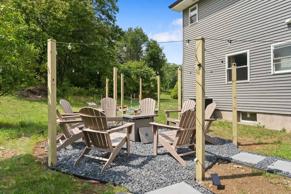 Charming Poconos Retreat w spa Fire pit Deck