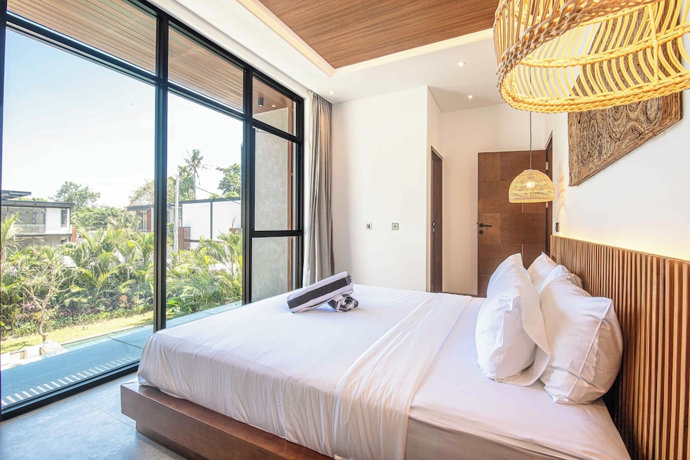 Opulent 5BR Modern Villa 400m From the Ocean
