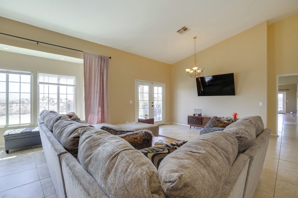 Desert Escape: 360 Mtn Views & Saltwater Pool/spa