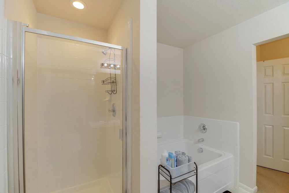 7 Mi to Downtown Baytown: Spacious Home w/ Yard