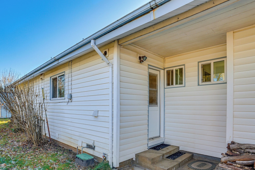 11 Mi to Burney Falls: Charming Home w/ Fireplace