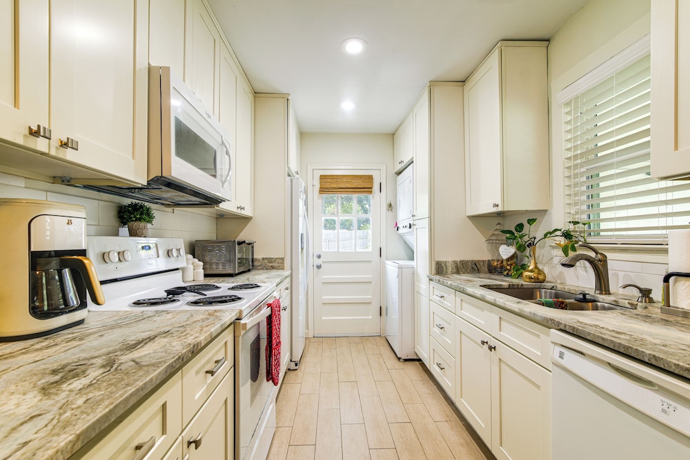 Updated Suburban Retreat: 8 Mi to Dtwn Memphis!