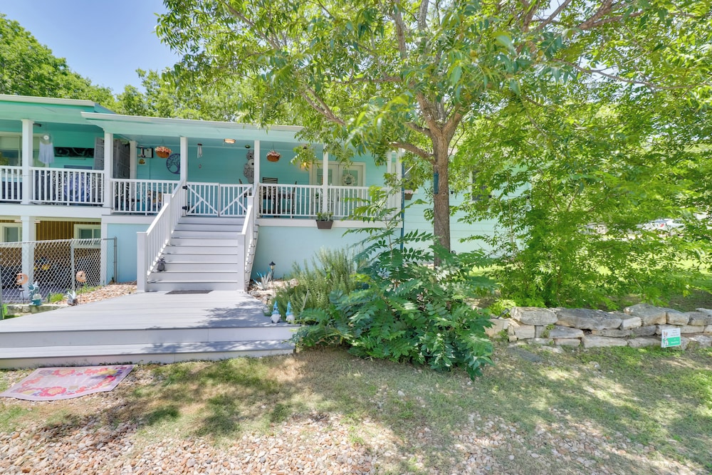 1 Mi to Dtwn + Fenced Yard: Georgetown Getaway!