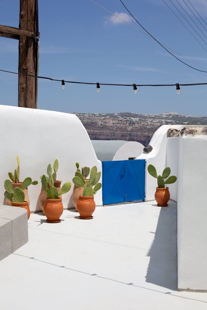 Amphora Charm Suite - Akrotiri Escape