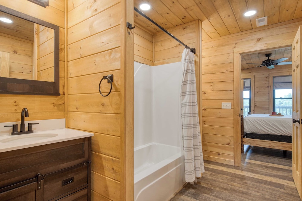 Lions Landing by Avantstay Sleeps 18 Hot Tub Game Room Views Near Pigeon Forge