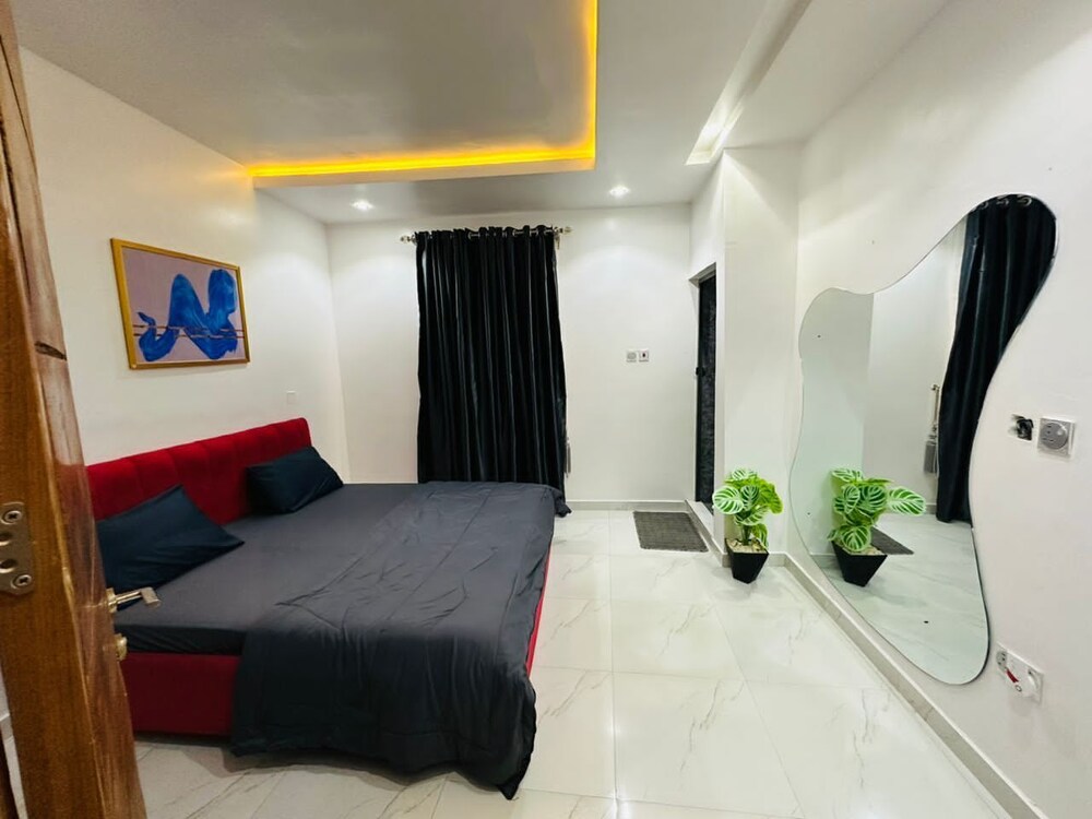 Mini Flat with Starlink Internet & Pool view 3