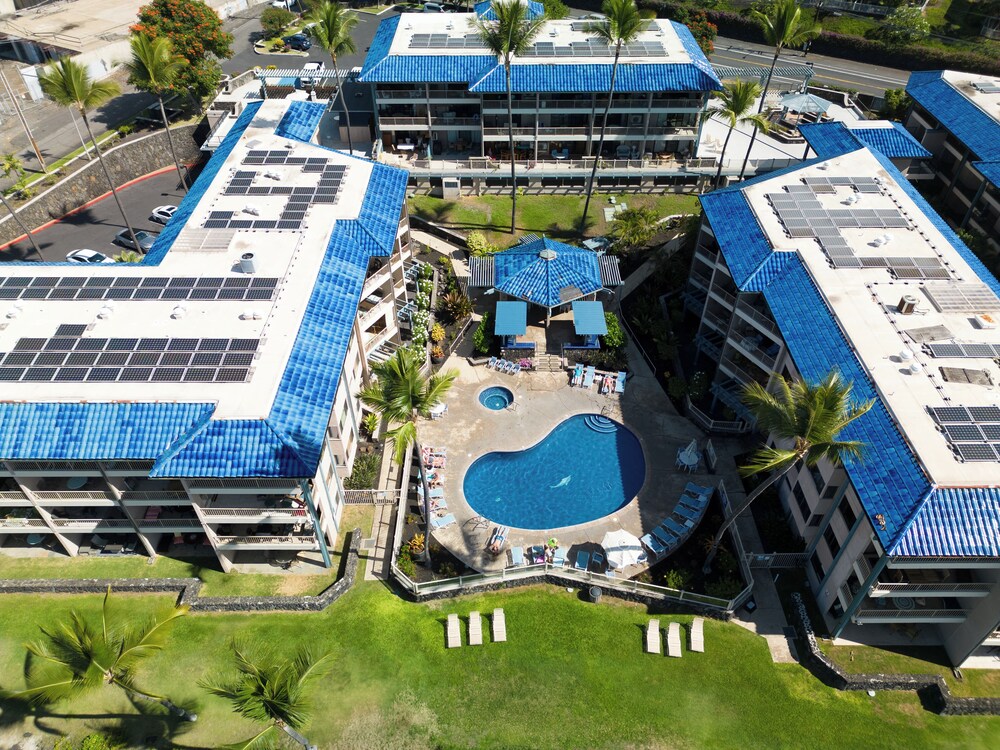 Kona Reef F2 Charming Oceanfront Condo for 4!