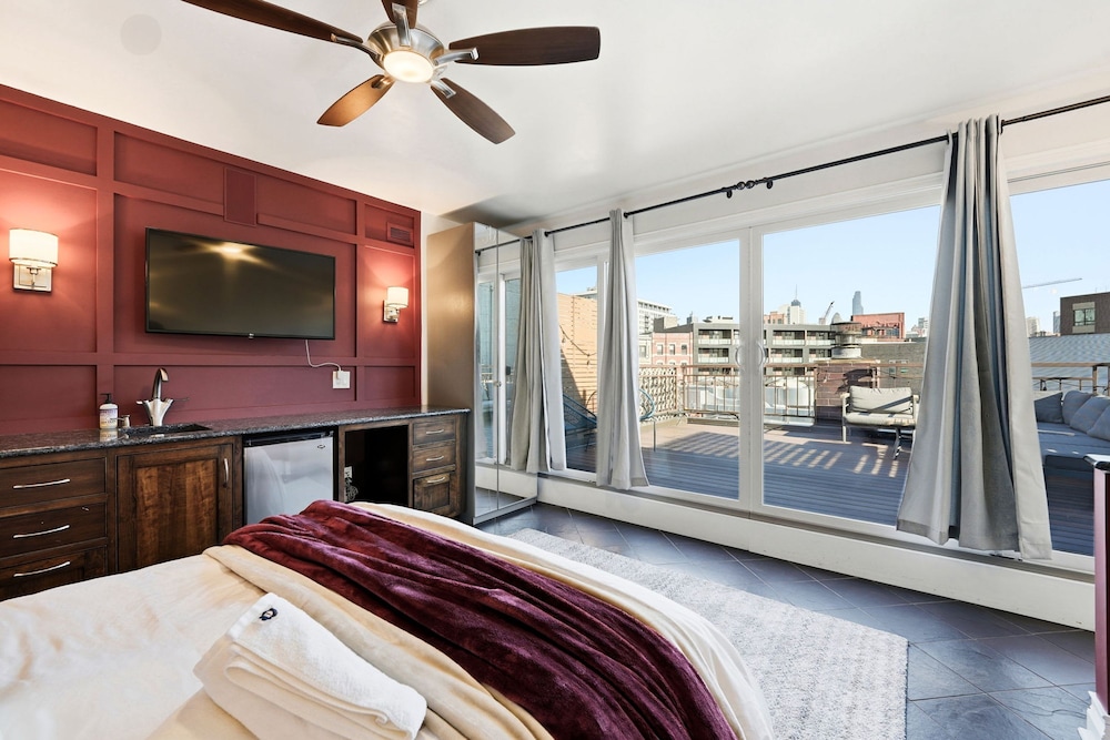 Modern 4-bedroom Townhouse in River West
