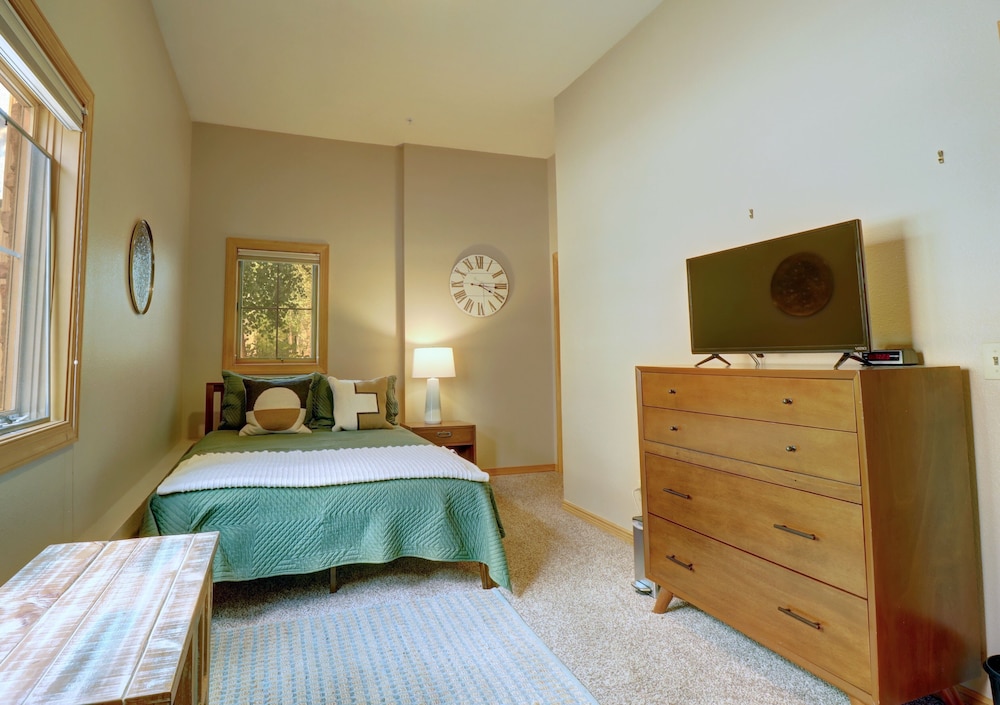 Pet Friendly, Slope-side, Spacious Town Home - ER21 by Redawning view 4