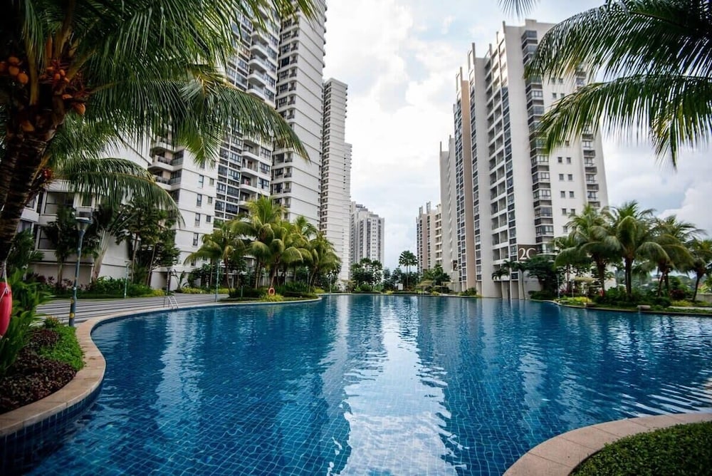 A Stylish 2BR Suite, Water Views, Free Parking