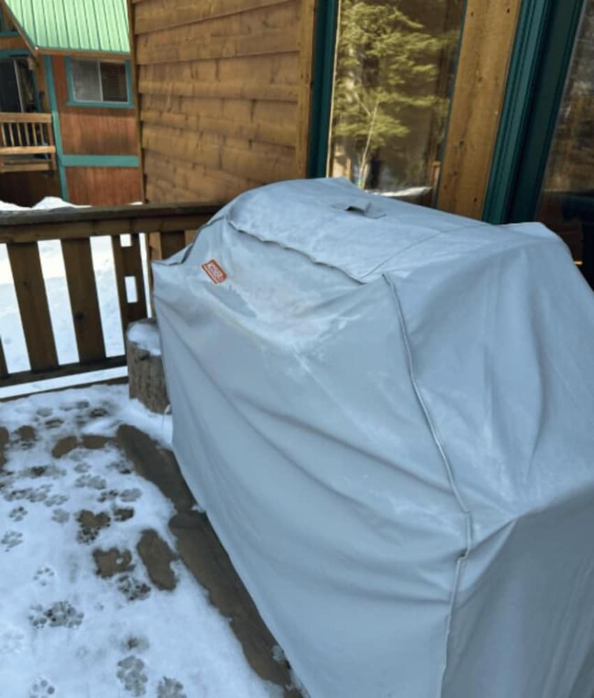 5 Mins to Ski Resort Ping Pong, Pool Table, Deck Donner Ridge by Avantstay