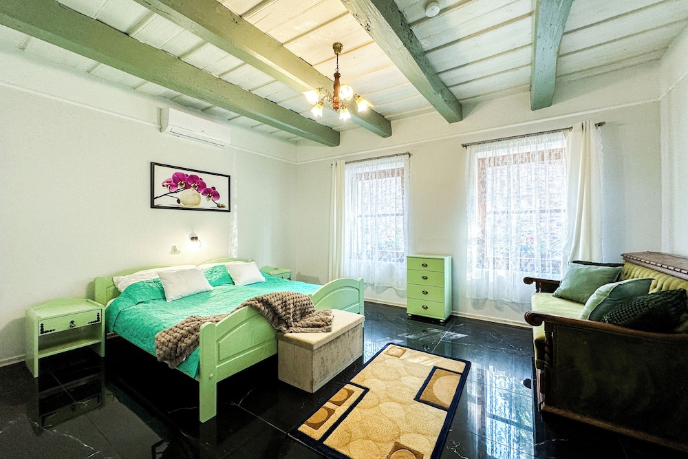 Nora Guest House