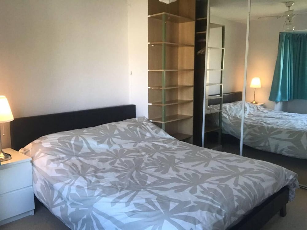 Lovely 3 Bedroom Holiday Home With Free Parking view 3