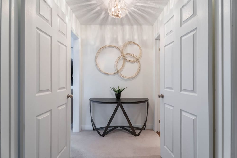 Stylish 4BR Oasis Peaceful Mississauga Location