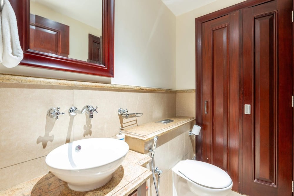 Stylish 1BD Apartment w/ Balcony, Downtown Dubai!