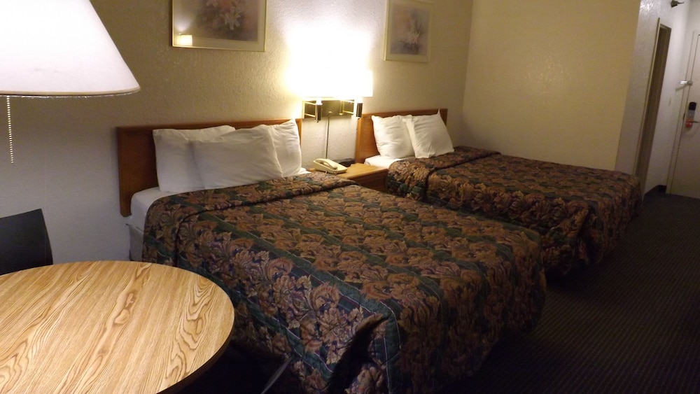 Kansas City Vacations - KCI Lodge - Property Image 24