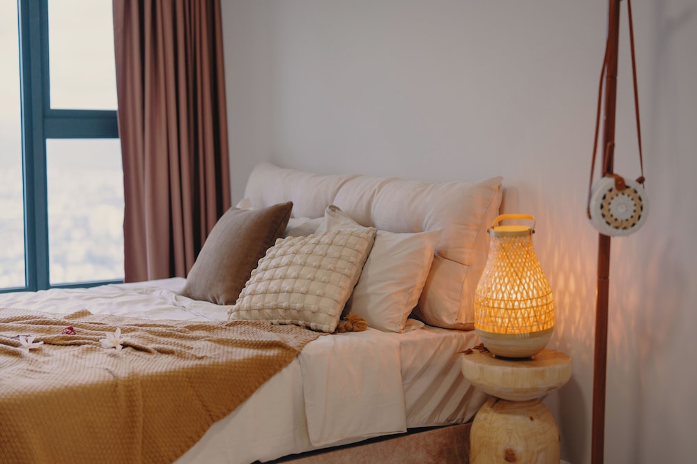 Bed & Sleeping Area